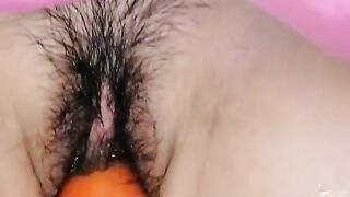 Teen Thai Orgasms with Carrots في سن المراهقة التايلاندية هزات الجماع مع ال