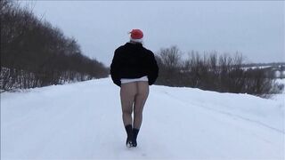 Snow lady in pantyhose with naked booty