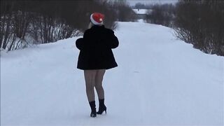 Snow lady in pantyhose with naked booty