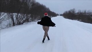 Snow lady in pantyhose with naked booty