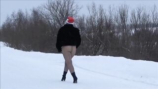 Snow lady in pantyhose with naked booty