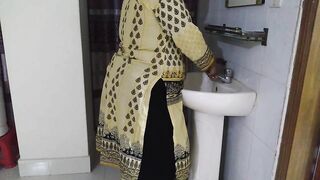 Sexy Pakistani Desi Girl Ayesha Bhabhi Fucked By Her Ex Boyfriend - While Washing Hands In Washroom