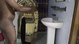 Sexy Pakistani Desi Girl Ayesha Bhabhi Fucked By Her Ex Boyfriend - While Washing Hands In Washroom