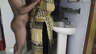 Sexy Pakistani Desi Girl Ayesha Bhabhi Fucked By Her Ex Boyfriend - While Washing Hands In Washroom