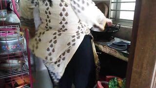 Desi Bhabhi Khana Bana Rahi The Tabhi Devar Piche Se Aya Aur Uski Chudai Kar De - Bhabhi Fucked In Kitchen While Cooking