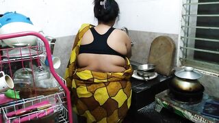 Kitchen Me Saree Pahana Desi Hot Aunty Ki Chudai - (55 Year Old Tamil Aunty Fucks In The Kitchen)