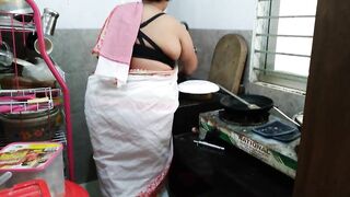 (Tamil Maa Ki Jabardast Chudai Beta) Desi Hot Step Mother Fucked In The Kitchen - Hindi Audio