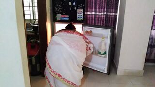 Indian Hot Aunty Open The Fridge - Padose Ladaka Ne aunty ka Sir Dalkar Fridge Ke Andar unakee Chudai Kee