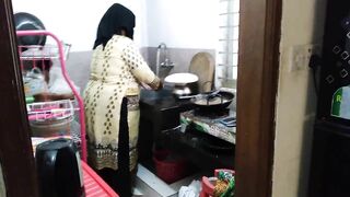 (Kitchen Ne Jabardast Meri Chudai) Neighbor Fucks Tamil Muslim Hot Aunty While Cooking - Indian Sex