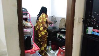 (Aram se chodo, drd ho raha hai) I fucked Indian aunty in the kitchen while she was cooking - Clear Hindi Audio