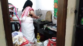 (Tamil Maid Ki Jabardast Chudai malik) Indian Maid Fucked by the owner while cooking in kitchen - Huge Ass Cum