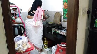 (Tamil Maid Ki Jabardast Chudai malik) Indian Maid Fucked by the owner while cooking in kitchen - Huge Ass Cum