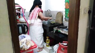 (Tamil Maid Ki Jabardast Chudai malik) Indian Maid Fucked by the owner while cooking in kitchen - Huge Ass Cum