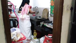 (Tamil Maid Ki Jabardast Chudai malik) Indian Maid Fucked by the owner while cooking in kitchen - Huge Ass Cum