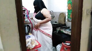 (Tamil Maid Ki Jabardast Chudai malik) Indian Maid Fucked by the owner while cooking in kitchen - Huge Ass Cum