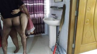 (Tamil Ma Ko Jabardasti Chudai Apni Beta) Stepmom rough fucked by stepson while sweeping the house - Cum inside big ass