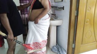 (Tamil Ma Ko Jabardasti Chudai Apni Beta) Stepmom rough fucked by stepson while sweeping the house - Cum inside big ass