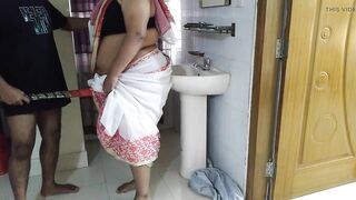 (Tamil Ma Ko Jabardasti Chudai Apni Beta) Stepmom rough fucked by stepson while sweeping the house - Cum inside big ass