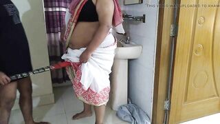 (Tamil Ma Ko Jabardasti Chudai Apni Beta) Stepmom rough fucked by stepson while sweeping the house - Cum inside big ass