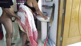 (Tamil Ma Ko Jabardasti Chudai Apni Beta) Stepmom rough fucked by stepson while sweeping the house - Cum inside big ass