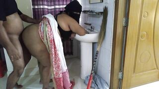 (Tamil Ma Ko Jabardasti Chudai Apni Beta) Stepmom rough fucked by stepson while sweeping the house - Cum inside big ass