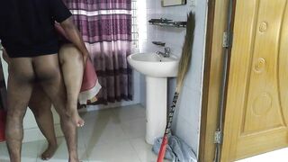 (Tamil Ma Ko Jabardasti Chudai Apni Beta) Stepmom rough fucked by stepson while sweeping the house - Cum inside big ass