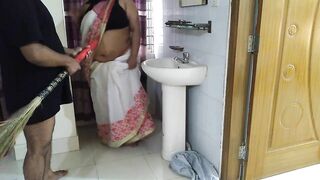 (Tamil Ma Ko Jabardasti Chudai Apni Beta) Stepmom rough fucked by stepson while sweeping the house - Cum inside big ass