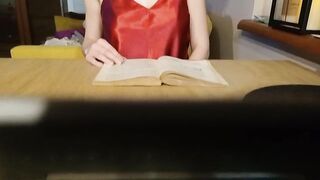 Crazy MILF masturbates her pussy and reads a book. HOT MOM!