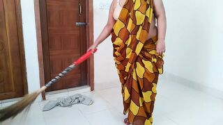 Pados ki Bhabhi ki jabardasti mast chudai Bhabhi ne devar ka Pani nikal diya - Devar fucked Bhabhi while cleaning house