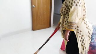 (Desi Priya Aunty ko Jabardast Choda) Tamil Dairty BBW priya Aunty Fucked By Her Devar while sweeping Room - Hindi Audio