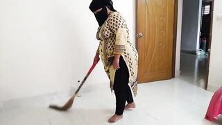 (Desi Priya Aunty ko Jabardast Choda) Tamil Dairty BBW priya Aunty Fucked By Her Devar while sweeping Room - Hindi Audio