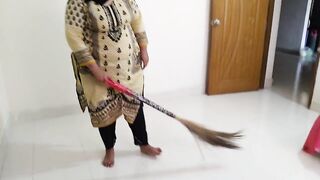 (Desi Priya Aunty ko Jabardast Choda) Tamil Dairty BBW priya Aunty Fucked By Her Devar while sweeping Room - Hindi Audio