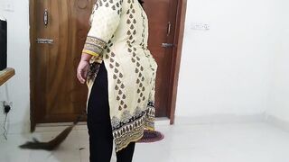 (Desi Priya Aunty ko Jabardast Choda) Tamil Dairty BBW priya Aunty Fucked By Her Devar while sweeping Room - Hindi Audio