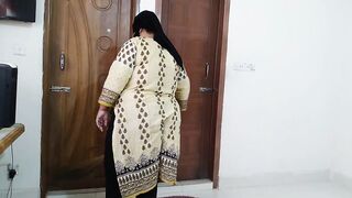 (Desi Priya Aunty ko Jabardast Choda) Tamil Dairty BBW priya Aunty Fucked By Her Devar while sweeping Room - Hindi Audio