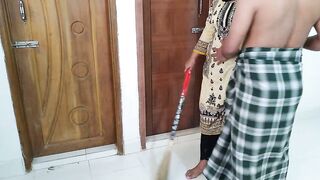 (Desi Priya Aunty ko Jabardast Choda) Tamil Dairty BBW priya Aunty Fucked By Her Devar while sweeping Room - Hindi Audio