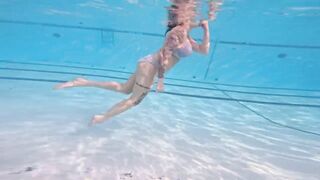 Underwater GoPro Flashing In The Public Pool w/ Camrenxoxo