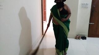 (Boss ke bete ne naukrani se mast chudai) Fuck desi maid Simran Bhabhi wearing saree Huge Boobs & Ass - Hindi Audio