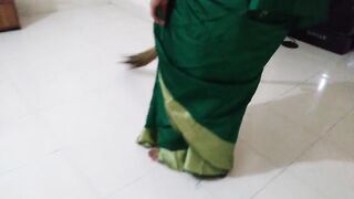 (Boss ke bete ne naukrani se mast chudai) Fuck desi maid Simran Bhabhi wearing saree Huge Boobs & Ass - Hindi Audio