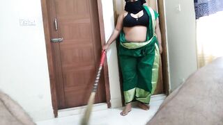 (55 year old Hot Aunty ke sath Chudai) Indian Aunty Work in Room, im Masturbat Beside, when she looked & I fucked her