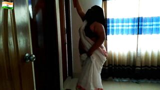 Tamil Desi Aunty ko jabardasti chudai apni beta jab ghar jhado diya - Indian hot aunty big ass fucked & huge cum behind