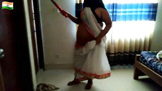 Tamil Desi Aunty ko jabardasti chudai apni beta jab ghar jhado diya - Indian hot aunty big ass fucked & huge cum behind