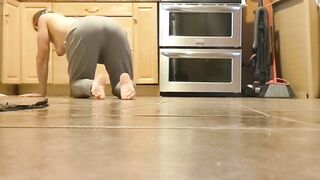 My housekeeper : naked on the floor on all fours !