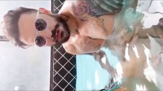 Ela me filmou nadando pelado, então eu comi ela na piscina!