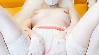 【Naimi Masturbation Series】Horny bride fills both her holes with one dildo - 淫荡小新娘双头龙插入