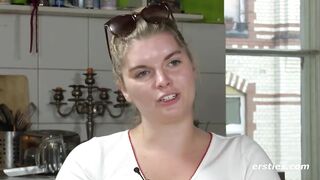 Ersties - Blonde Halb-Dänin Natascha fingert sich doggy auf dem Küchentisch