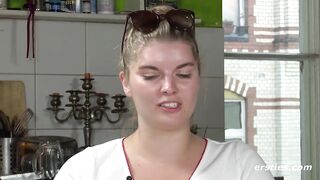 Ersties - Blonde Halb-Dänin Natascha fingert sich doggy auf dem Küchentisch