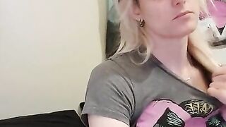 Trans hottie finger fucks herself to porn