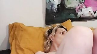 Trans hottie finger fucks herself to porn