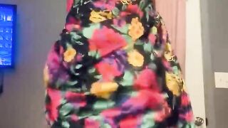 Pawg milf slut twerks in her new dress. Lots of ass clapping