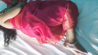 Sexy bhabhi chut ke pani se apni garmi utharli